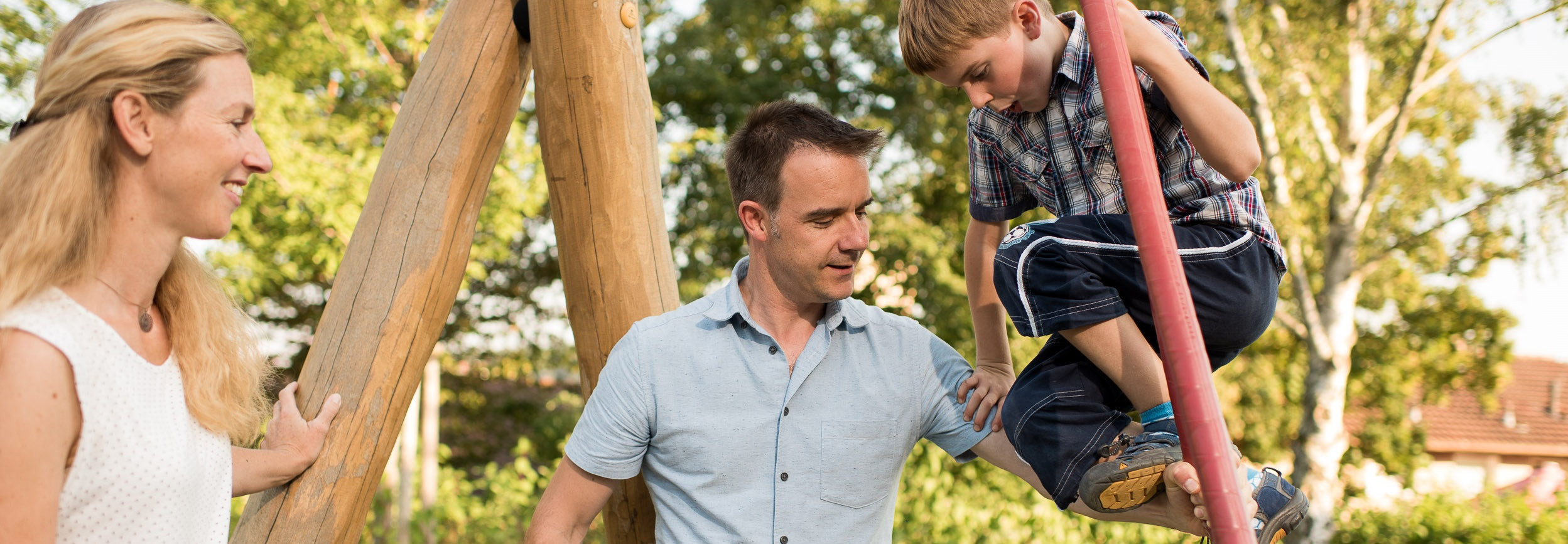 Familie spielt auf dem Spielplatz zusammen