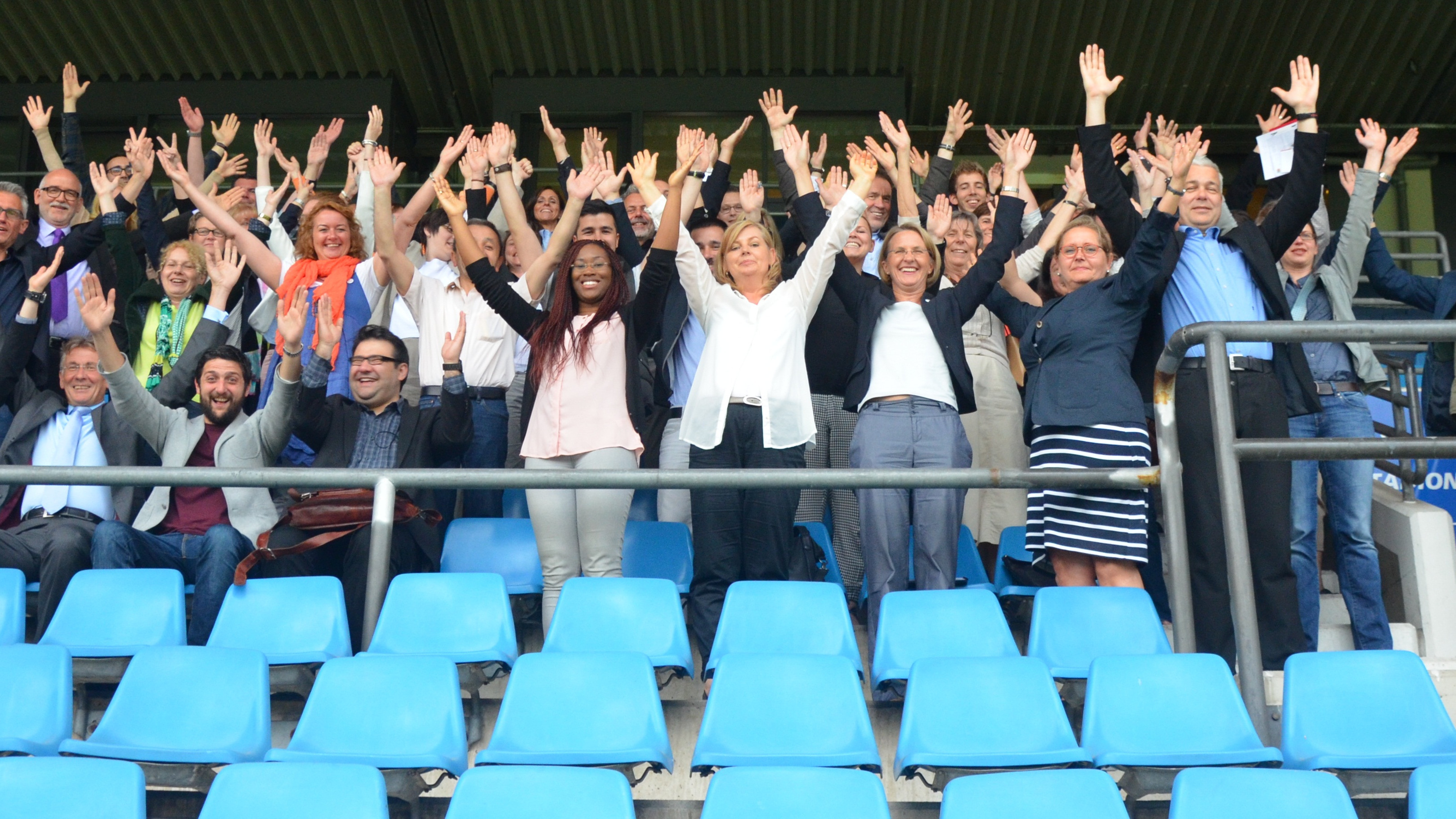 Eine Gruppe Menschen in einem Fußballstadion