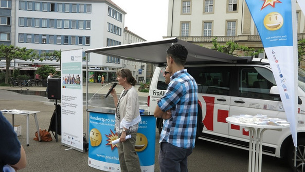 Zwei Teilnehmende des hessischen "First Step"-Projekts im Live-Interview mit Petra Schabacker-Gerland vom VSB