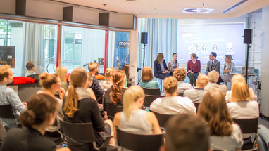 Vier Frauen sitzen auf der Bühne und diskutieren über das Thema Jobsharing.