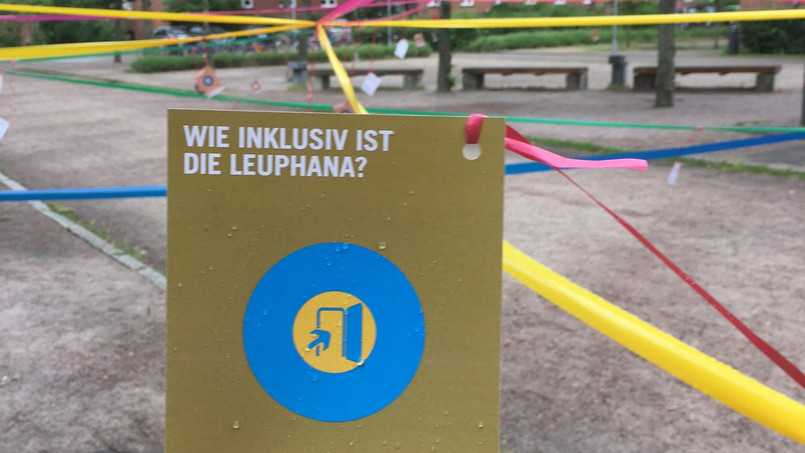 Bunte Absperrbänder werden zur Visualisierung von Barrieren an der Leuphana Universität aufgestellt.