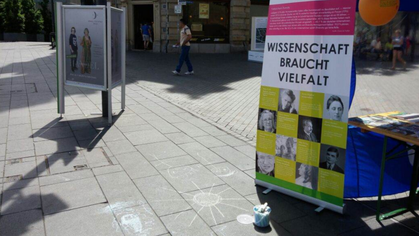 Ein Infostand der IHW steht auf der Straße. Das Bild wurde bei Twitter hochgeladen mit der Bildunterschrift: „Vielfalt muss in der ganzen Gesellschaft nicht nur akzeptiert, sondern begrüßt werden.“